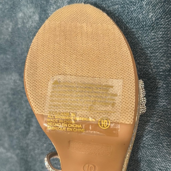 Elegant Gold and Champagne Strappy Heels with Jewels. - Picture 7 of 11